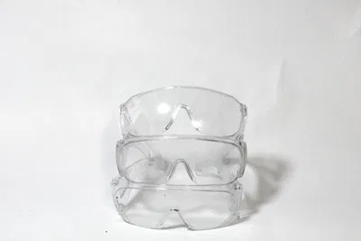 Skyddsglasögon. 3 par finns.